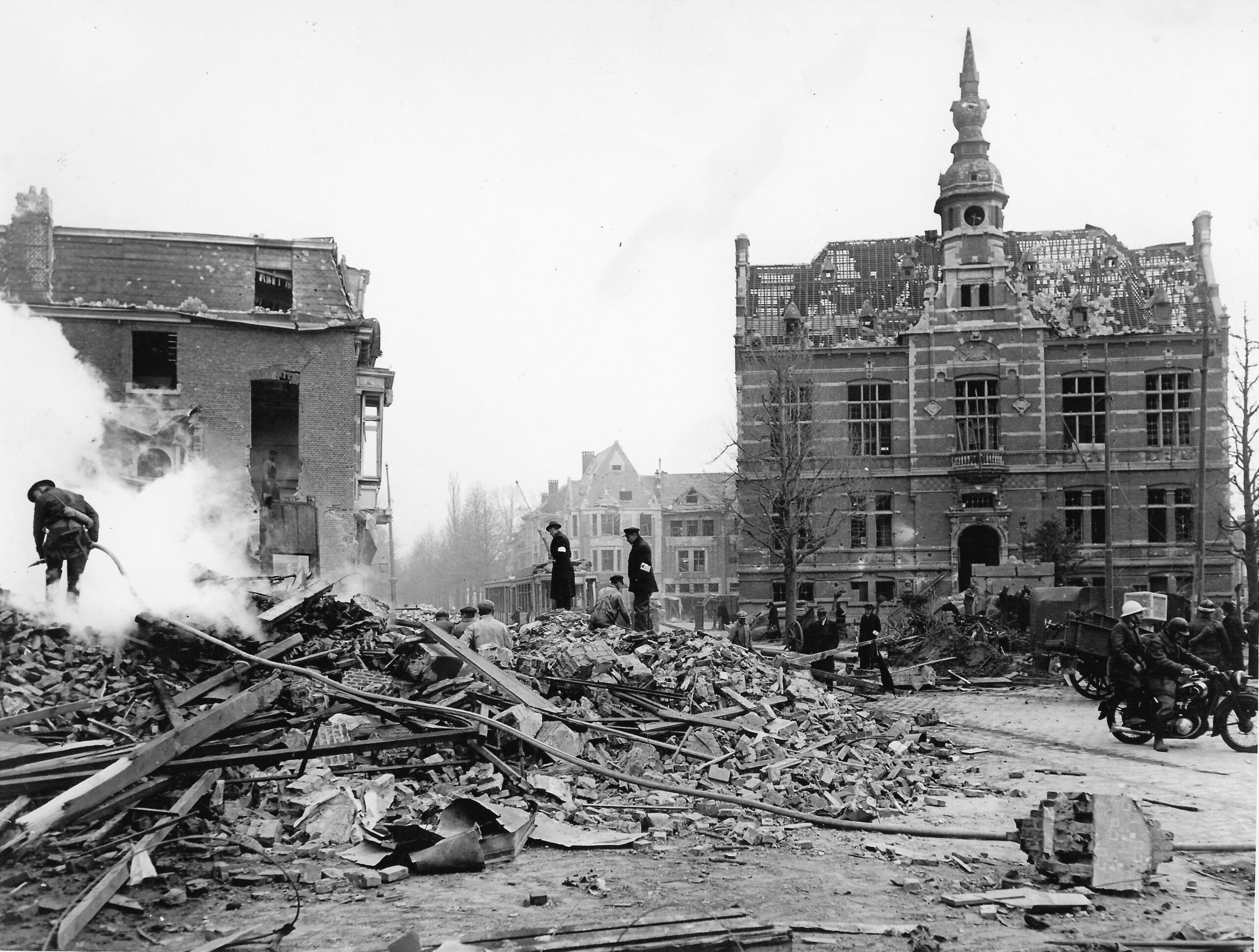 Bombardement verwoest Gemeenteplein