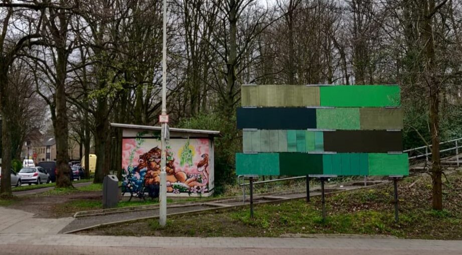 Abstract kunstwerk van Erik Haemers kleurt Mortsels straatbeeld