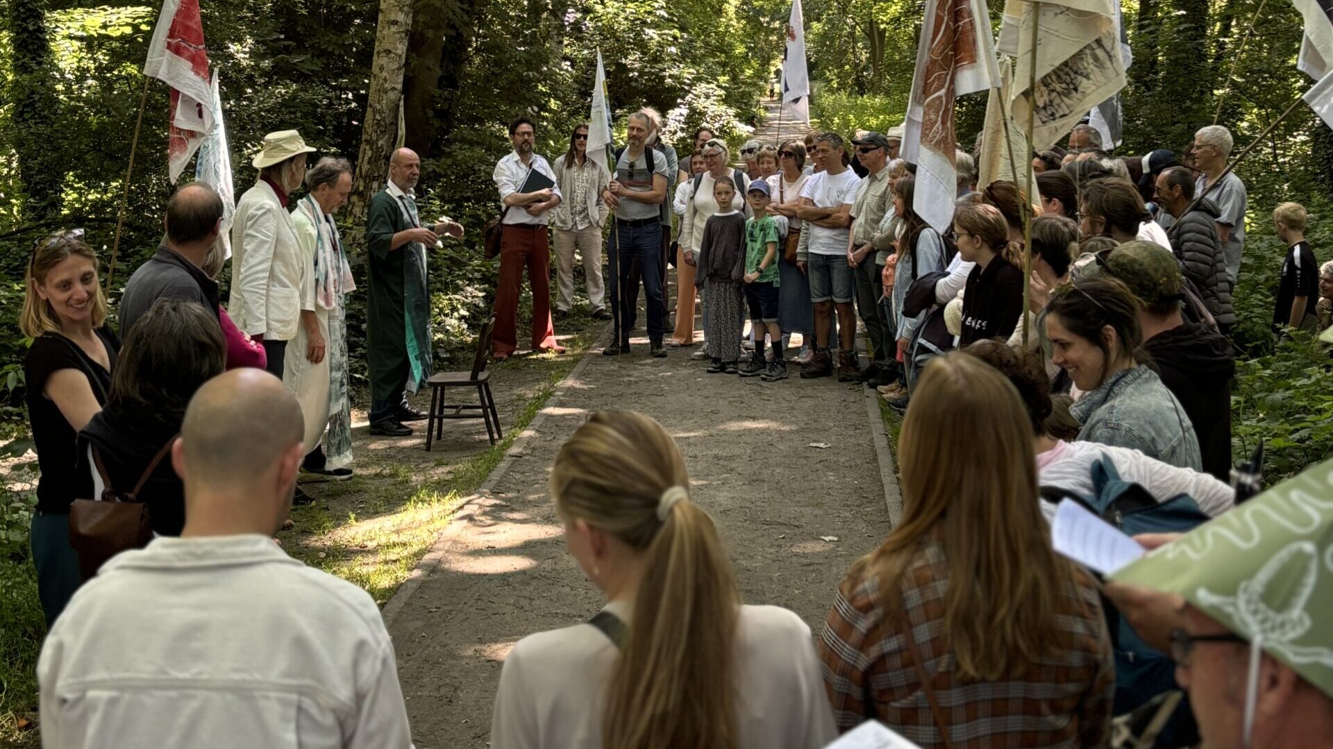 Gebermte viert opnieuw de spoorwegbermen van Mortsel en Wilrijk met nieuwe theaterwandeling