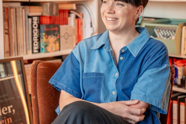 Julie omringd door boeken